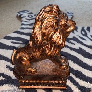 Bronze lion statue/ book end